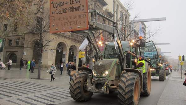 Una 'tractorada' ha recorrido este miércoles las calles de Zaragoza Una 'tractorada' ha recorrido este miércoles las calles de Zaragoza