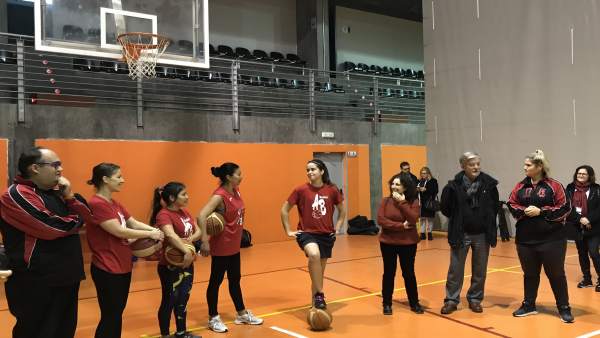 El alcalde, junto a las jugadoras de baloncesto El alcalde, junto a las jugadoras de baloncesto