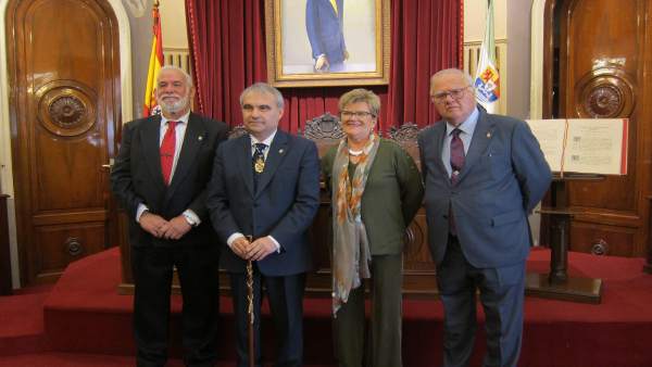 Pleno sobre la Constitución en el Ayuntamiento de Badajoz Pleno sobre la Constitución en el Ayuntamiento de Badajoz