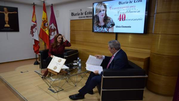Clemente durante su participación en la conferencia. Clemente durante su participación en la conferencia.