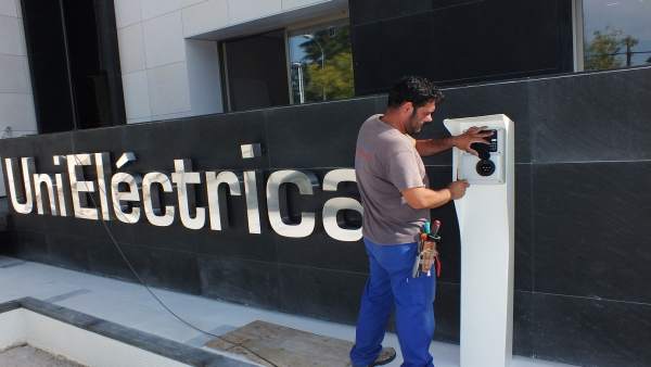 Punto de recarga de coche eléctrico de Unieléctrica Punto de recarga de coche eléctrico de Unieléctrica