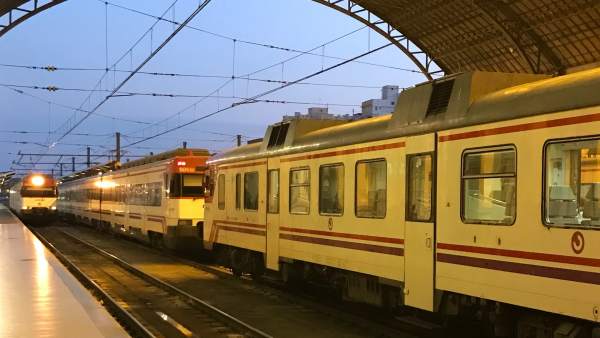 Trenes de cercanias en la Estació del Nord de València. Trenes de cercanias en la Estació del Nord de València.