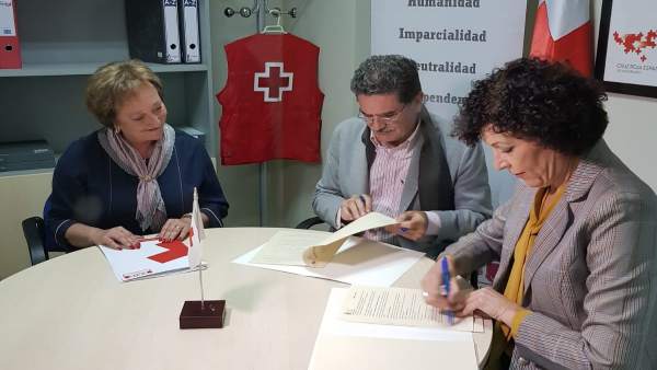 El presidente autonómico de Cruz Roja y la alcaldesa firman el convenio El presidente autonómico de Cruz Roja y la alcaldesa firman el convenio