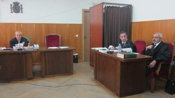 El abogado de Rosa del Valle, Manuel Domínguez, y el fiscal Alfredo Flores. El abogado de Rosa del Valle, Manuel Domínguez, y el fiscal Alfredo Flores.