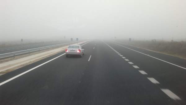Niebla en la carretera. Niebla en la carretera.