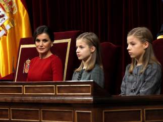 La reina con la princesa Leonor y la infanta Sofía