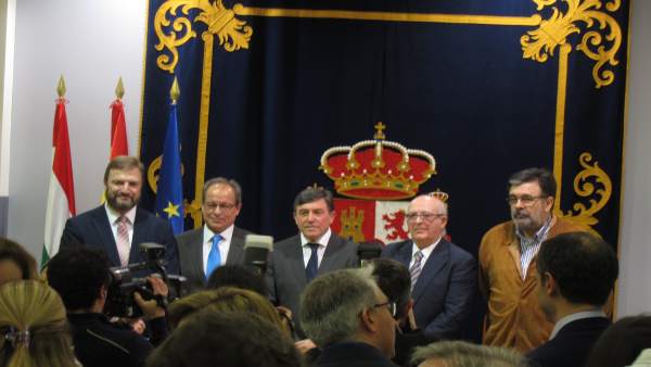 Los delegados, tras recibir el reconocimiento Los delegados, tras recibir el reconocimiento