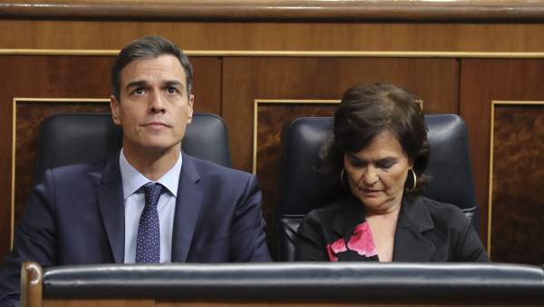 El presidente del gobierno Pedro Sánchez y la vicepresidenta Carmen Calvo en el hemiciclo del Congreso de los Diputados, en el que se celebra esta mañana la solemne conmemoración del 40 aniversario de la Constitución. El presidente del gobierno Pedro Sánchez y la vicepresidenta Carmen Calvo en el hemiciclo del Congreso de los Diputados, en el que se celebra esta mañana la solemne conmemoración del 40 aniversario de la Constitución.