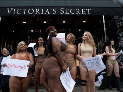 Un grupo de mujeres participa en una protesta ante Victoria's Secret