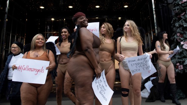 Un grupo de mujeres participa en una protesta ante Victoria's Secret Un grupo de mujeres participa en una protesta ante Victoria's Secret