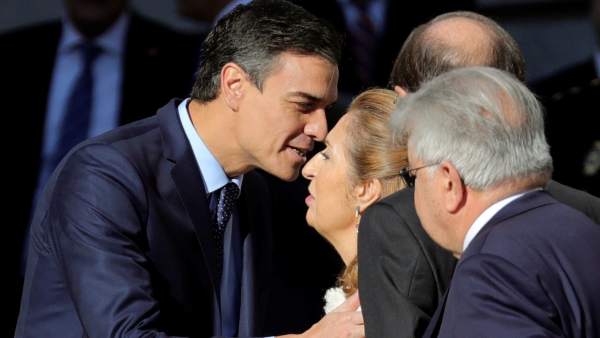 El presidente del gobierno Pedro Sánchez y la presidenta del Congreso AnaC Pastor, se saludan a su llegada al Congreso de los Diputados. El presidente del gobierno Pedro Sánchez y la presidenta del Congreso AnaC Pastor, se saludan a su llegada al Congreso de los Diputados.