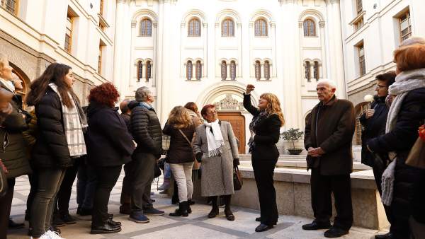 Unos 2.000 ciudadanos celebran el Día de la Constitución visitando el Pignatelli Unos 2.000 ciudadanos celebran el Día de la Constitución visitando el Pignatelli