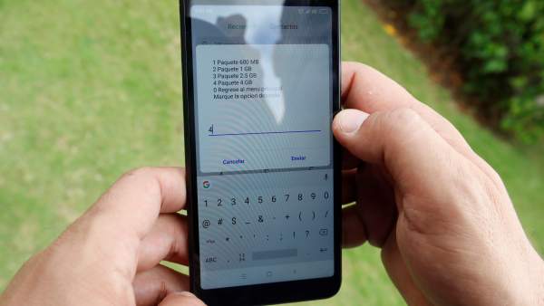 Un hombre revisa los diferentes planes de conexión de datos en La Habana. Un hombre revisa los diferentes planes de conexión de datos en La Habana.