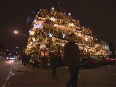 Un pub londinense decora su fachada con 95 árboles de Navidad