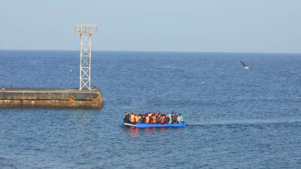 Inimgrantes llegan en una patera a la isla de Alborán Inimgrantes llegan en una patera a la isla de Alborán