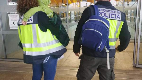 La Policía Nacional junto al niño La Policía Nacional junto al niño