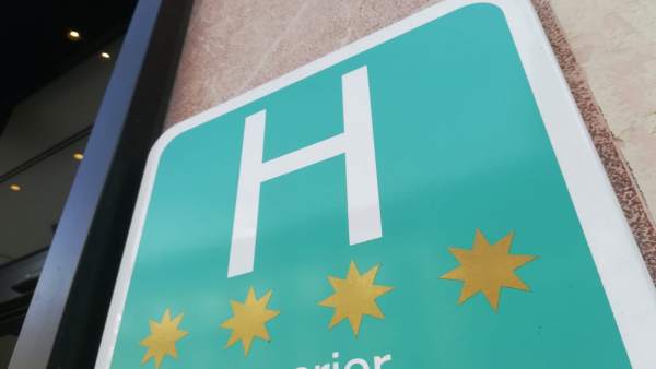 El cartel de un hotel de cuatro estrellas El cartel de un hotel de cuatro estrellas