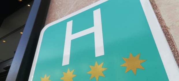 El cartel de un hotel de cuatro estrellas