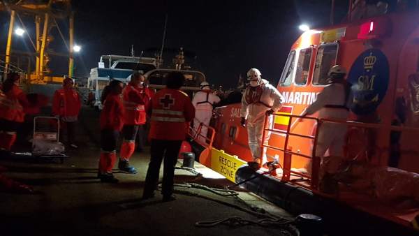 Voluntarios de Cruz Roja atienden inmigrantes llegados en patera a Cartagena Voluntarios de Cruz Roja atienden inmigrantes llegados en patera a Cartagena