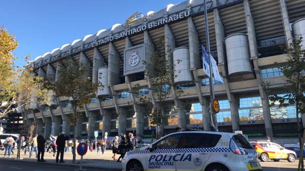 Estadio Santiago Bernabeu con Policía Estadio Santiago Bernabeu con Policía