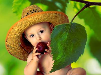 Bebé comiendo fruta
