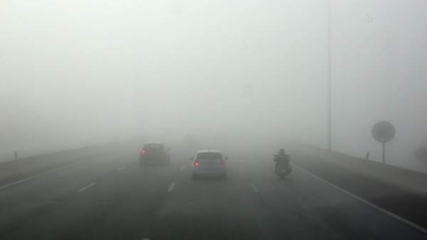 Niebla en la carretera en Madrid, carreteras, tráfico, coches, vehículos Niebla en la carretera en Madrid, carreteras, tráfico, coches, vehículos