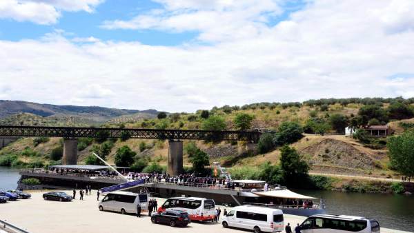 Salamanca.- Puerto de Vega Terrón con cruceros fluviales Salamanca.- Puerto de Vega Terrón con cruceros fluviales