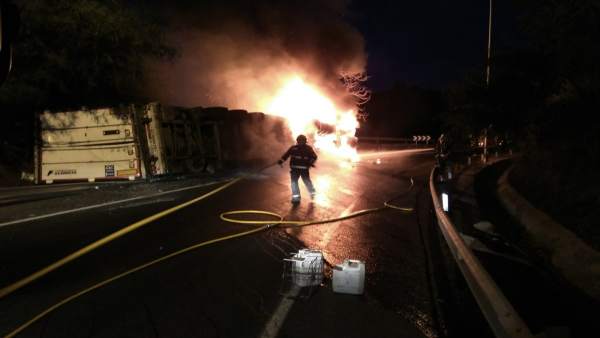 Un bombero de málaga capital interviene en un accidente de tráfico con camión Un bombero de málaga capital interviene en un accidente de tráfico con camión