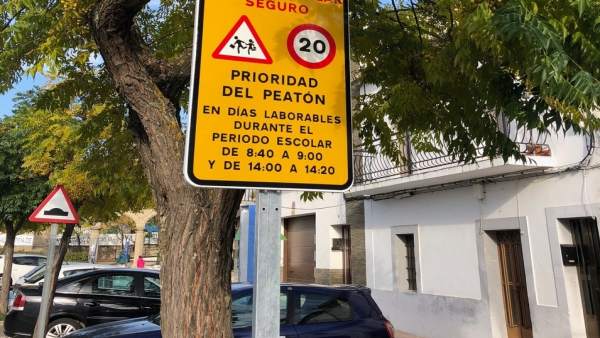 Señal de camino escolar seguro en Malpartida de Cáceres Señal de camino escolar seguro en Malpartida de Cáceres
