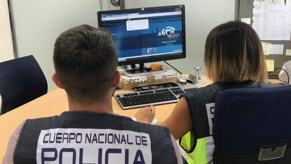 Agentes de la Policía Nacional delante de un ordenador Agentes de la Policía Nacional delante de un ordenador