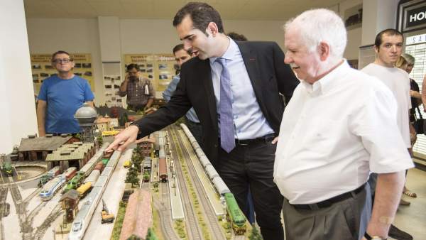 El alcalde de Almería observa la maqueta de un tren El alcalde de Almería observa la maqueta de un tren