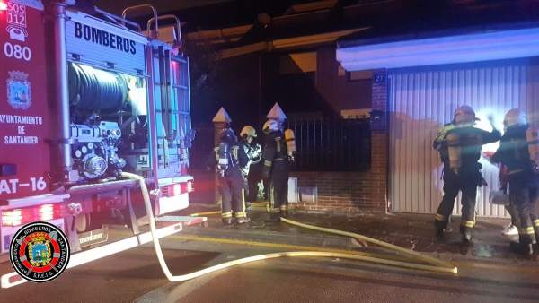 Bomberos de Santander sofocando un incendio Bomberos de Santander sofocando un incendio