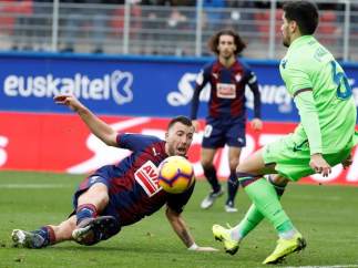Sergi Enrich y Chema pugnan por un balón.
