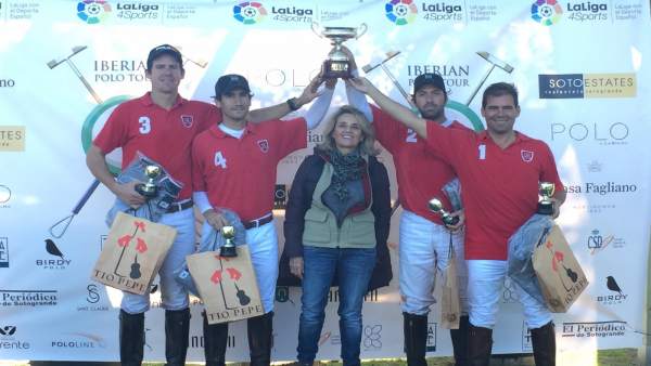 Entrega de la Copa Sotoestates al equipo 'Aero' Entrega de la Copa Sotoestates al equipo 'Aero'