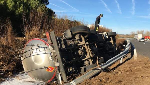 Valladolid.- Camión accidentado hoy en Tordesillas Valladolid.- Camión accidentado hoy en Tordesillas