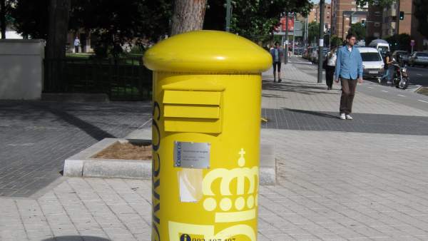 Un buzón de Correos Un buzón de Correos