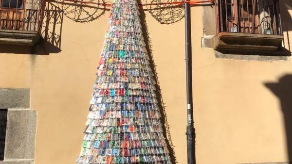 Árbol “del conocimiento” hecho con libros en el El Barco de Ávila Árbol “del conocimiento” hecho con libros en el El Barco de Ávila