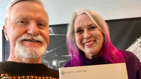 Un hombre abre el regalo de su exnovia casi 50 años después de que cortase con él Un hombre abre el regalo de su exnovia casi 50 años después de que cortase con él