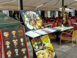 Una terraza con un menú de un restaurante en la Plaza Mayor