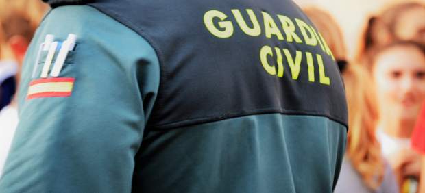 Agente de la Guardia Civil de espaldas