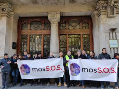 Sindicatos de Mossos protestan ante la Conselleria de Economia.