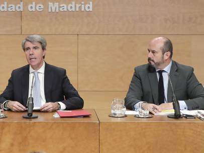 El presidente de la Comunidad de Madrid, Ángel Garrido, y Pedro Rollán
