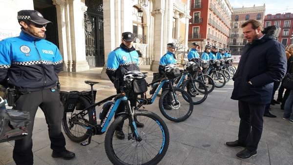 El alcalde observa las nuevas bicicletas de la Policía Municipal. 11-12-18 El alcalde observa las nuevas bicicletas de la Policía Municipal. 11-12-18