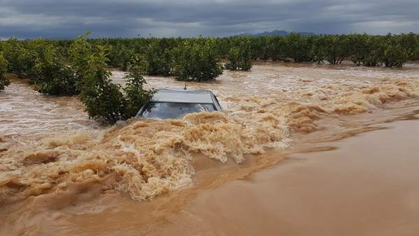Coche atrapado en un campo anegado en Alginet (Valencia), lluvias, inundaciones Coche atrapado en un campo anegado en Alginet (Valencia), lluvias, inundaciones