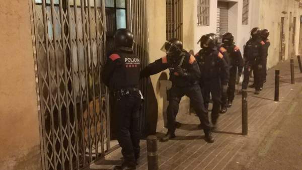 Los Mossos registran dos 'narcopisos' del Poble-sec, en Barcelona Los Mossos registran dos 'narcopisos' del Poble-sec, en Barcelona