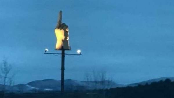 Escultura de una mano haciendo una peineta Escultura de una mano haciendo una peineta