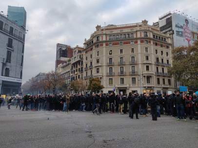 Sindicatos de Mossos cortan la Gran Via de Barcelona