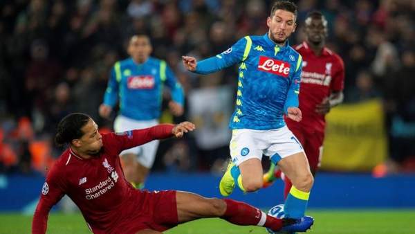 VIrgil van Dijk le propina una dura patada a Mertens. VIrgil van Dijk le propina una dura patada a Mertens.
