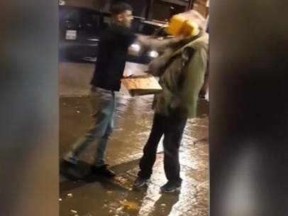 Le lanza un kebab en la cara