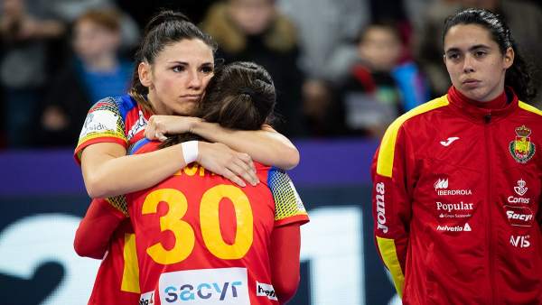 Carmen Martín se abraza a Soledad López Carmen Martín se abraza a Soledad López